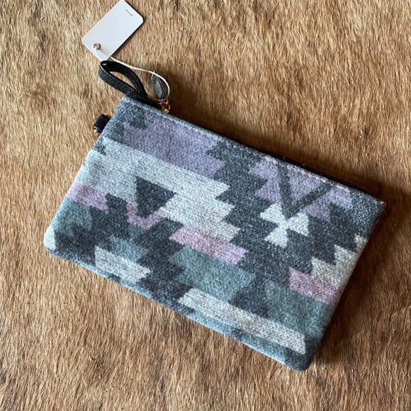 New aztec wool like wristlet! - Picture 2 of 2